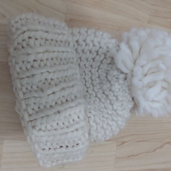 Madison 88 Toque with Pom Pom - Picture 1 of 2